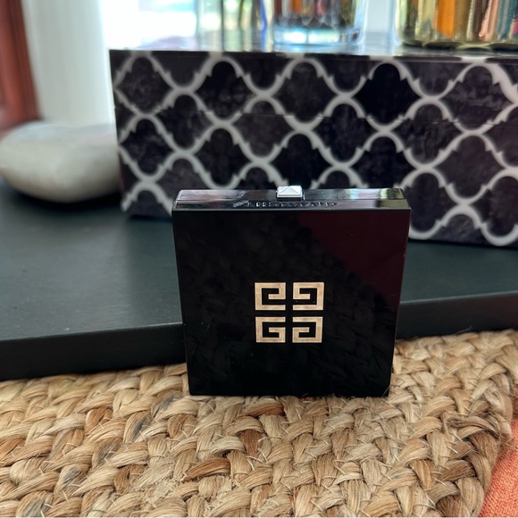 🛑 SOLD SOLD SOLD 
GIVENCHY  EYESHADOW Prisme QUATOR Palette - Picture 5 of 9